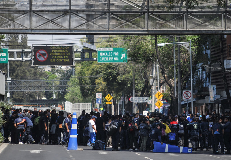 Bomberos, simpatizantes de Ismael Figueroa, bloquean Calzada de Tlalpan