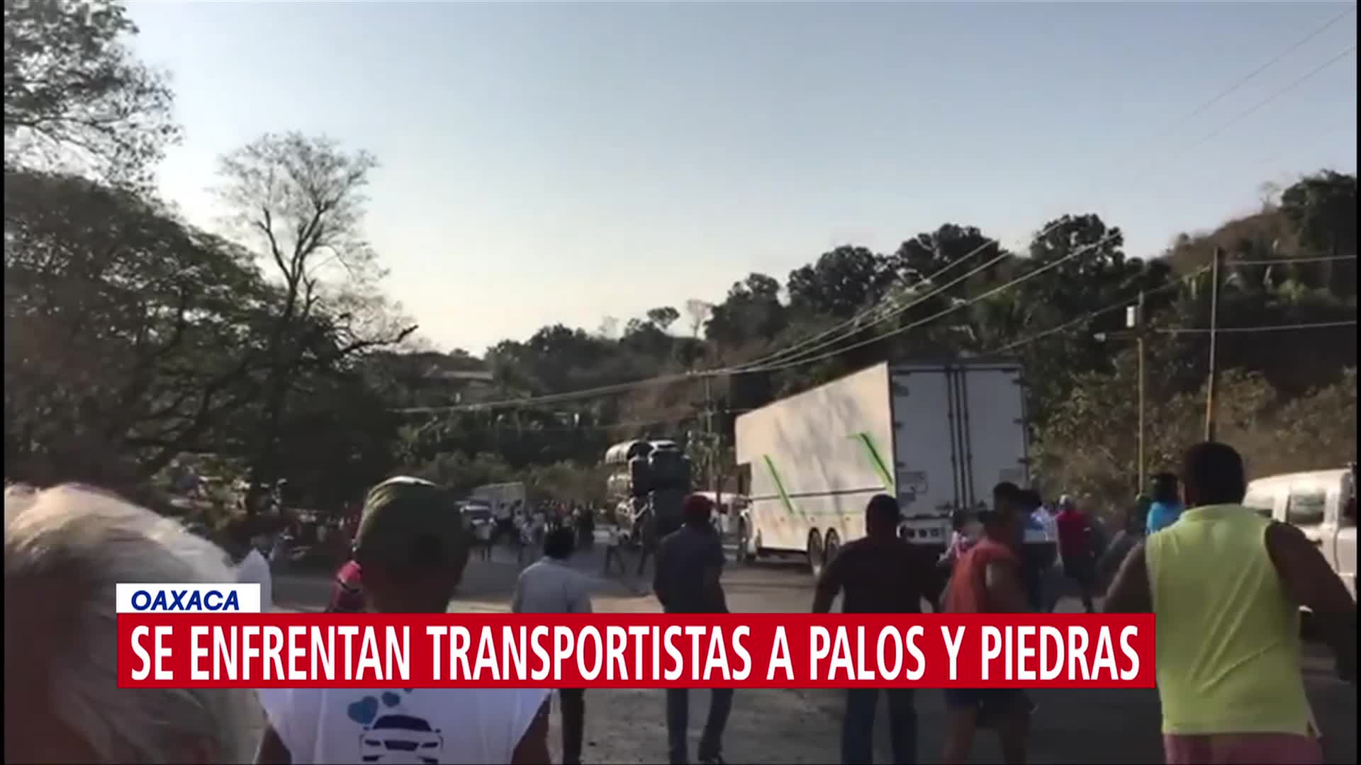 FOTO: Se enfrentan transportistas a palos y piedras en Oaxaca, 31 Marzo 2019