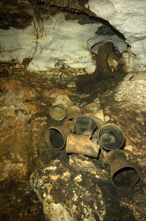 Se estima que existen cientos de artefactos intactos al interior de las cámaras ceremoniales de la cueva de Balamkú (Cuartoscuro)