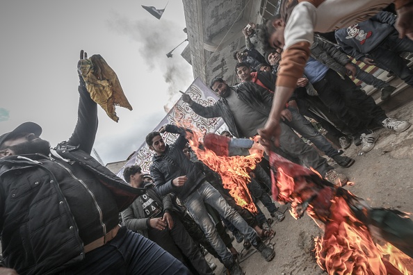 Foto: Un grupo de civiles sirios queman banderas en la ciudad de Bensh, 22 marzo 2019