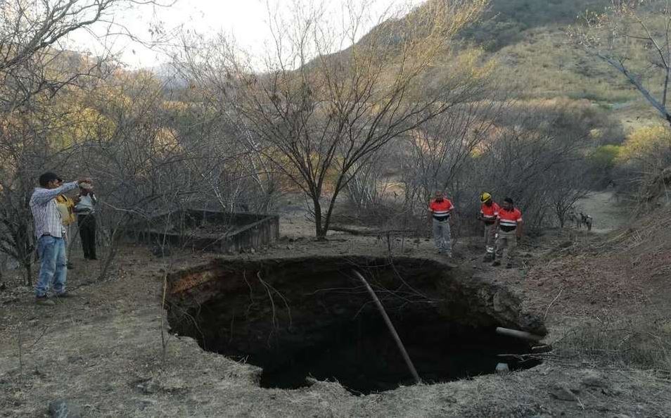 Se abre enorme socavón en Coyuca de Catalán, Guerrero