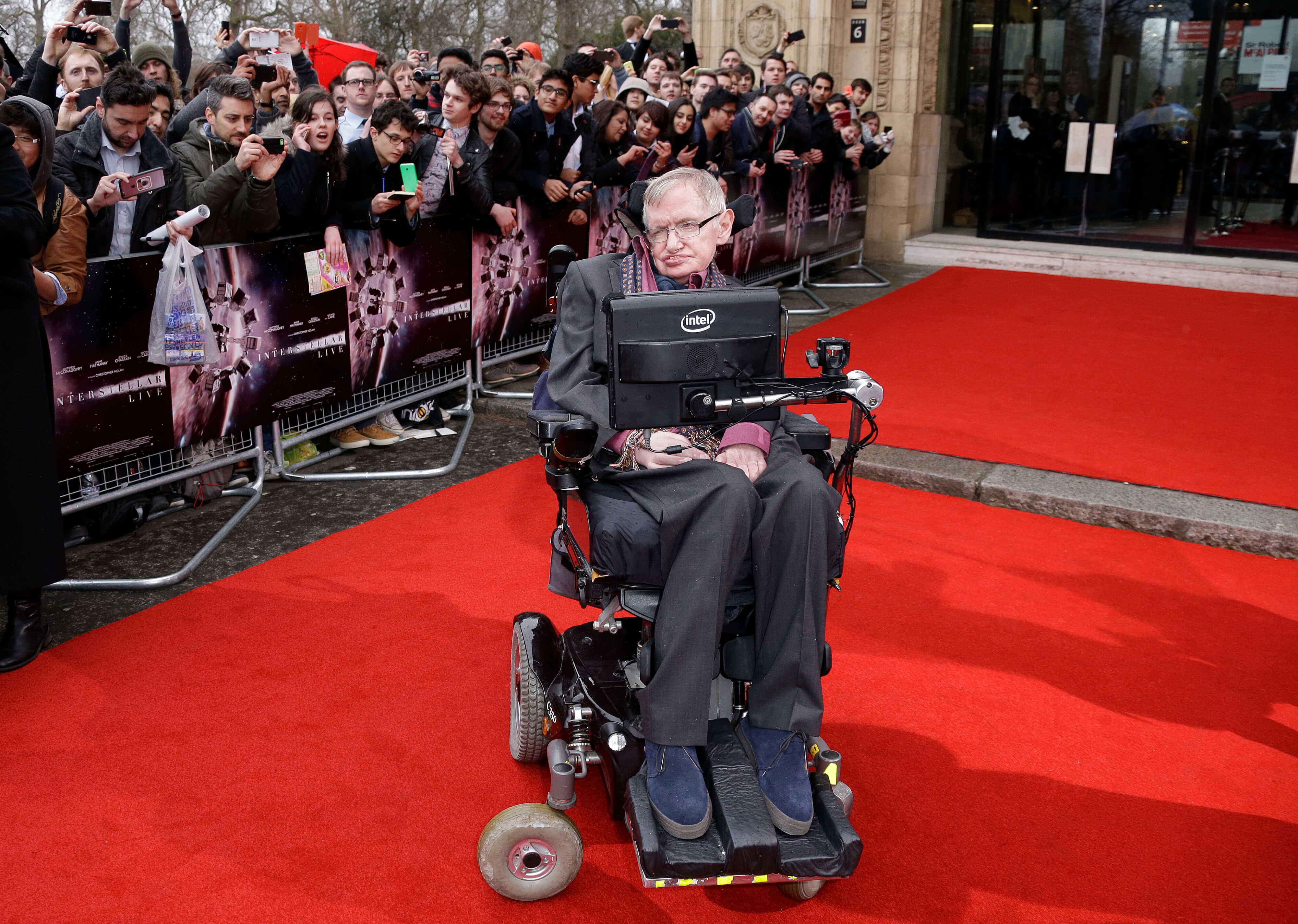 FOTO Enfermera de Stephen Hawking no atendió bien al científico y ya fue suspendida de su oficio AP londres