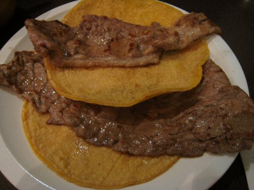 Taco de bistec en una de sus formas más simples, un tajo de carne de res sobre una tortilla de maíz (Krista/Flickr)