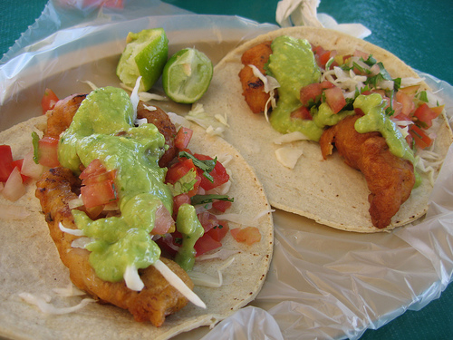 Tacos de pescado estilo Ensenada, con guacamole, pico de gallo, col y limón. Considerados entre los 10 mejores platillos callejeros a nivel mundial (Jmao13/Wikimedia Commons)