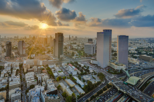 Foto: La puesta de sol sobre el mar mediterráneo y la ciudad de Tel-Aviv, 31 marzo 2019
