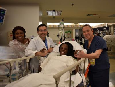 Thelma Chiaka junto al Dr. Israel Smchowitz (derecha), el Dr. Ziad Haidar (Izquierda) y la Dra. Sharmeel Khaira (extrema izquierda) (Woman's Hospital)
