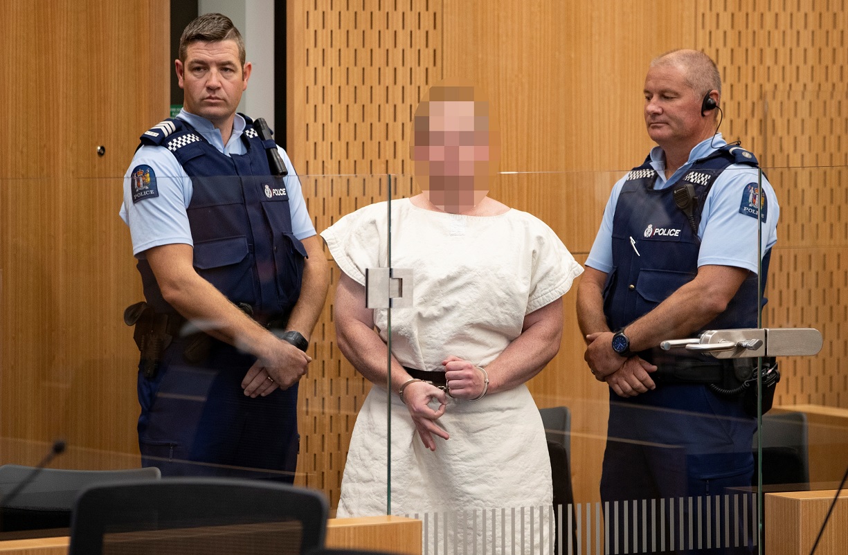 Foto: Brenton Tarrant, autor de la masacre en una mezquita de Nueva Zelanda, hizo una señal a la cámara durante su comparecencia en el Tribunal de Distrito de Christchurch. El 16 de marzo del 2019