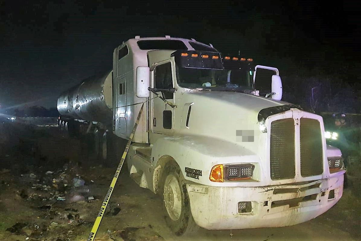 Foto: El vehículo, la pipa y el hidrocarburo fueron puestos a disposición de la Fiscalía General de la República (FGR), el 9 de marzo de 2019 (SSCE Tamaulipas)