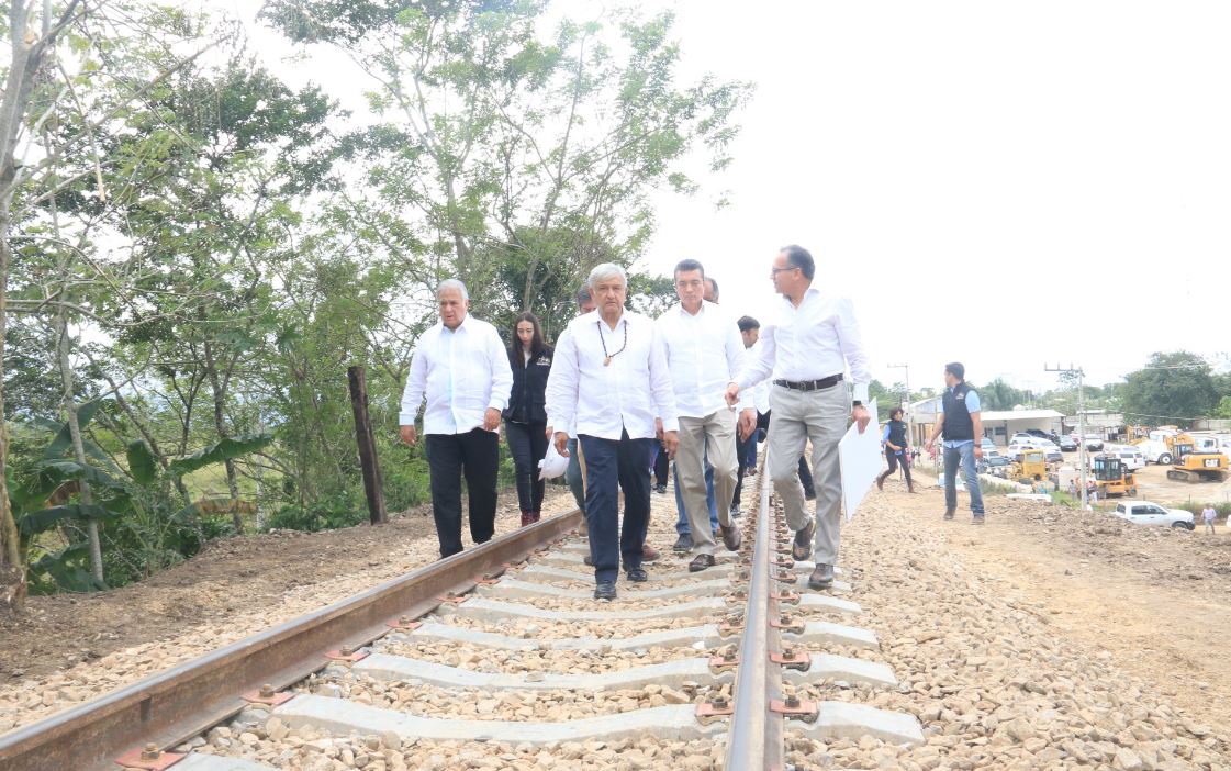 Foto: AMLO recorre vías donde pasará en Tren Maya en Chiapas el pasado 16 de diciembre de 2018 (Cuartoscuro, archivo)