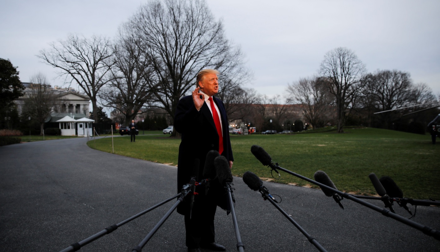 Foto: El presidente de los Estados Unidos, Donald Trump, habla con los reporteros cuando regresa a la Casa Blanca en Washington, marzo 24 de 2019 (Reuters)