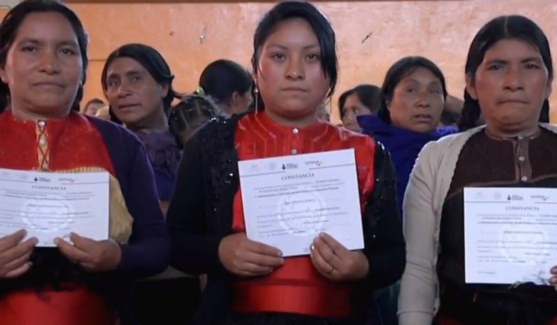 Entregan constancias de alfabetización a 600 mujeres indígenas de Chiapas