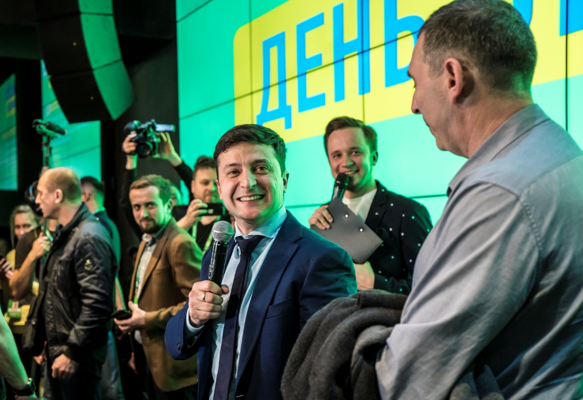 Foto: El comediante y principal candidato presidencial ucraniano Volodymyr Zelenskiy habla a los periodistas la noche de la elección del 31 de marzo de 2019 en Kiev, Ucrania (Getty Images)