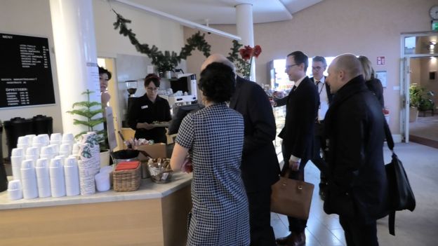 Una cafetería dentro del parlamento sueco cobra a los diputados, quienes deben pagar por su comida y café (GettyImages)