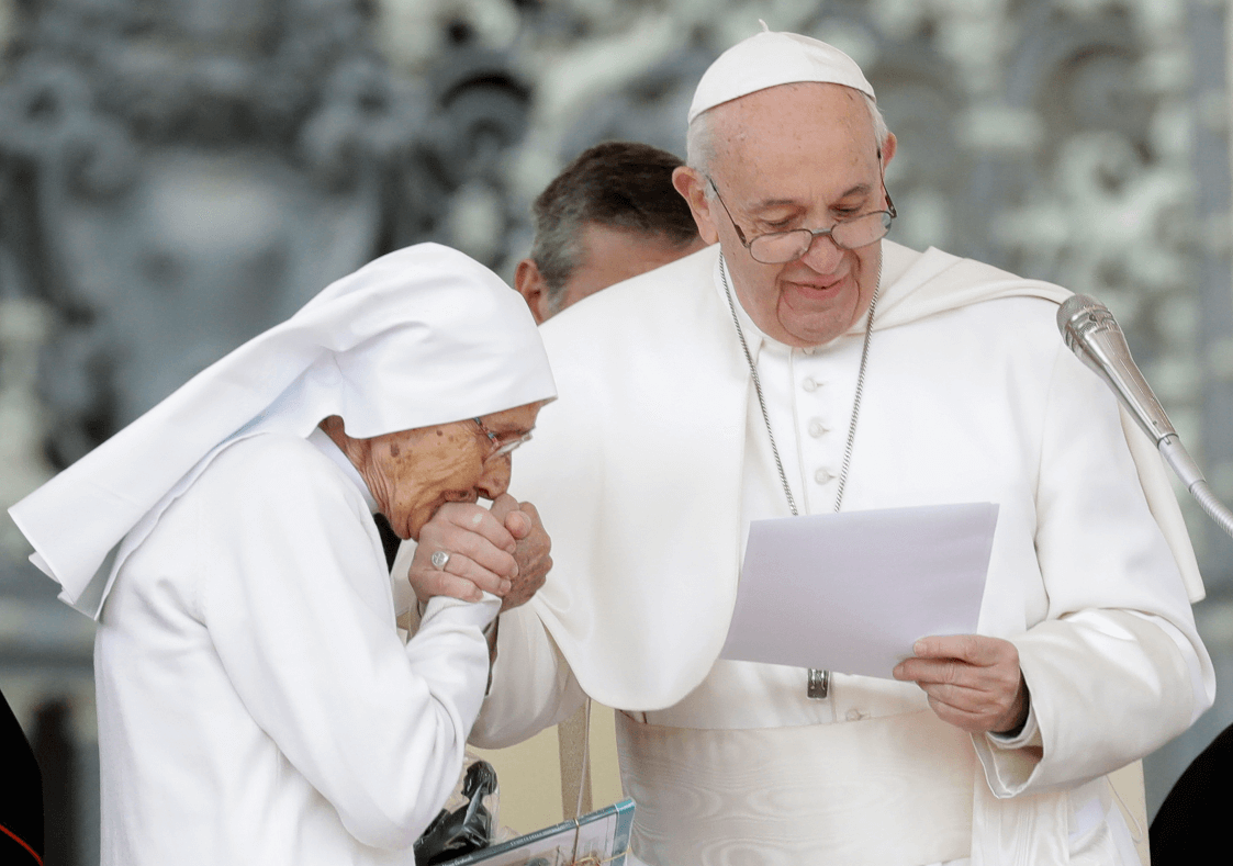 Foto: La religiosa María Concetta Esu besa la mano del papa Francisco, 27 de marzo de 2019, Vaticano 