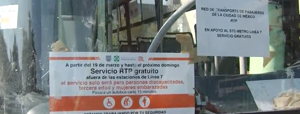FOTO Camiones RTP prestan servicio gratuito a usuarios de línea 7 del Metro CDMX, donde se hacen trabajos de mantenimiento a las escaleras eléctricas (Noticieros Televisa 19 marzo 2019)