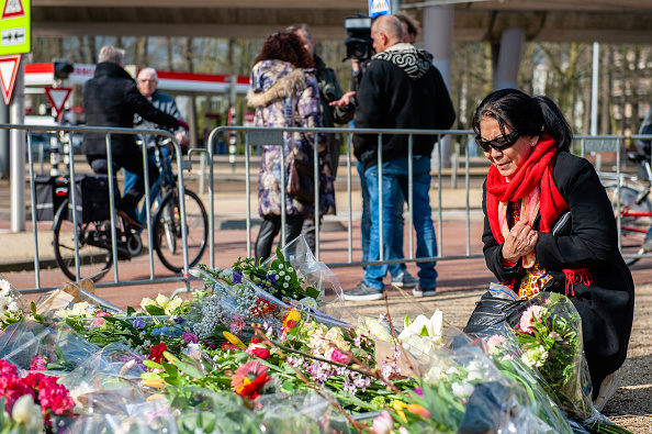 Foto: Una mujer asiática lloran en el memorial donde tuvo lugar el ataque en Utrecht, Países Bajos, 28 marzo 2019