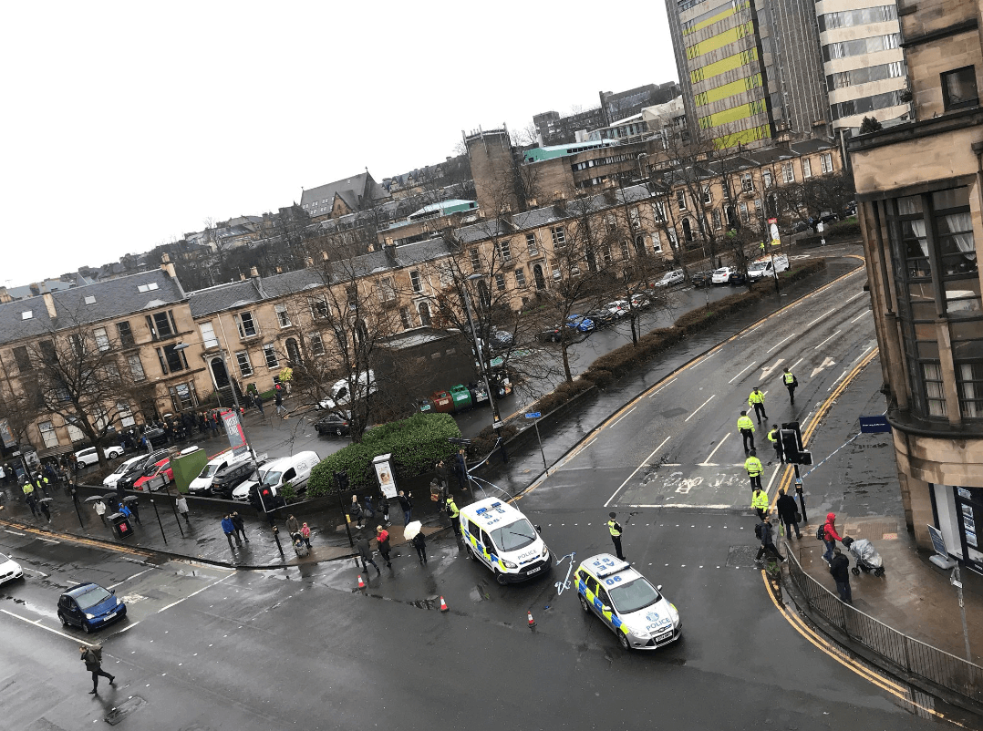 Foto: Vehículos de emergencia en la Universidad de Glasgow, 6 de marzo de 2019, Escocia