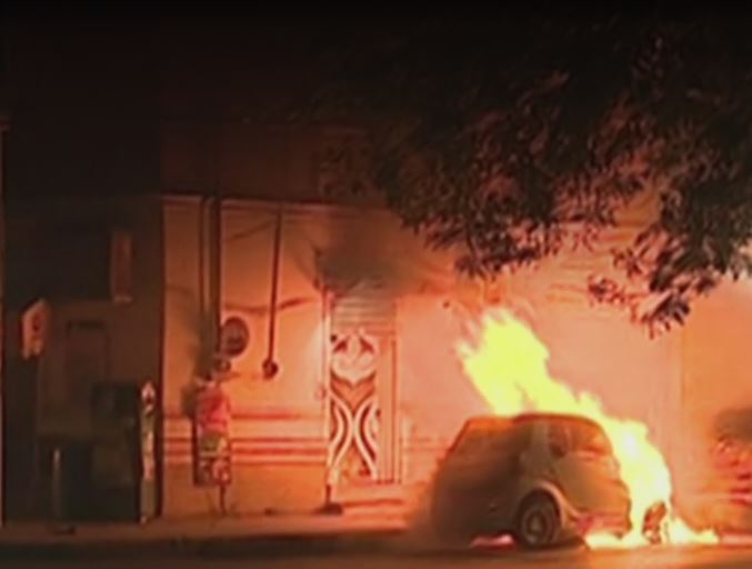 Incendian tres autos afuera de tienda en Monterrey, Nuevo León