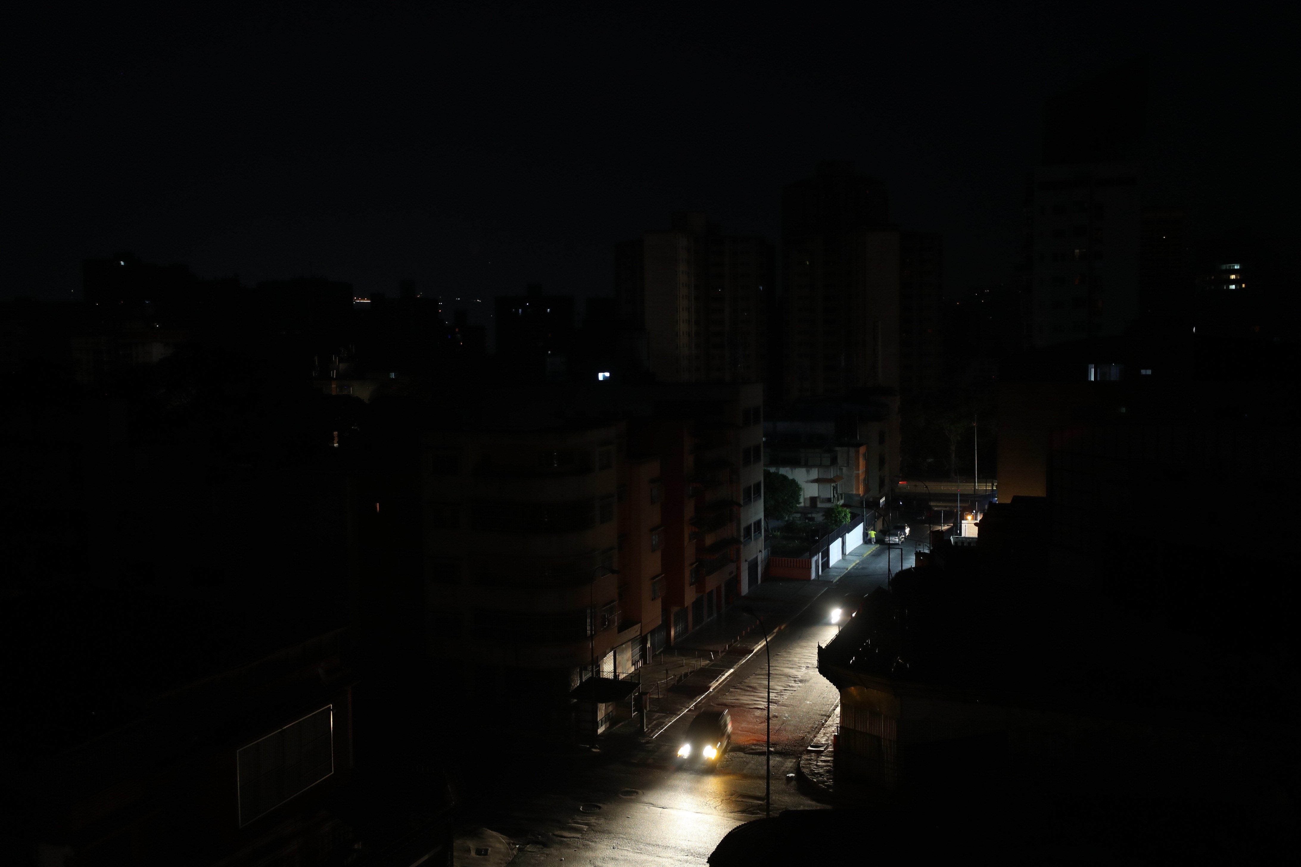 Foto: Vista de un barrio a oscuras en Caracas, Venezuela, 31 marzo 2019