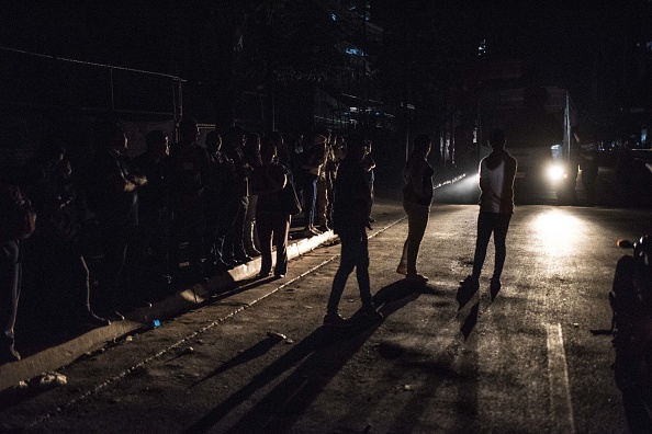 Foto: Habitantes del barrio de Chacaito esperan el autobús durante un apagón en Caracas, 8 marzo 2019