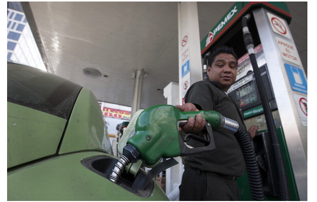 Foto: Venta de gasolina en México, 8 de enero de 2013, Ciudad de México, México