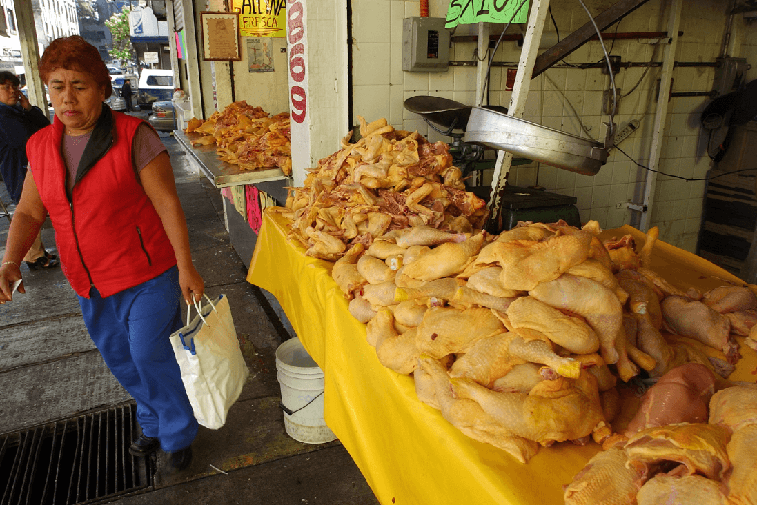 Foto: Venta de pollo en México, 24 de febrero de 2004, México