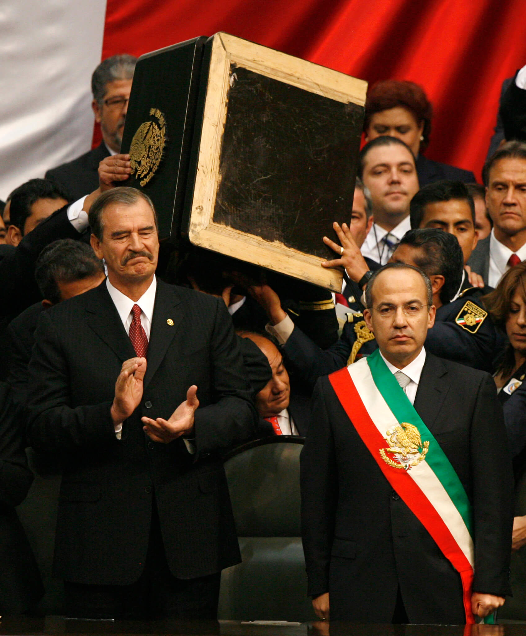 FOTO AMLO pospone consulta para enjuiciar a expresidentes; en la imagen Vicente Fox junto a Felipe Calderón (AP cdmx 1 diciembre 2006