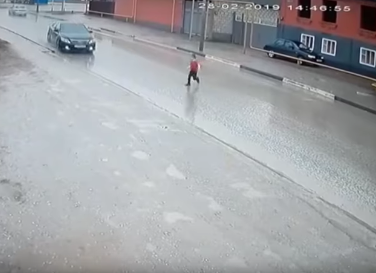 VIDEO: Niño se salva de morir atropellado gracias a maniobra de conductor