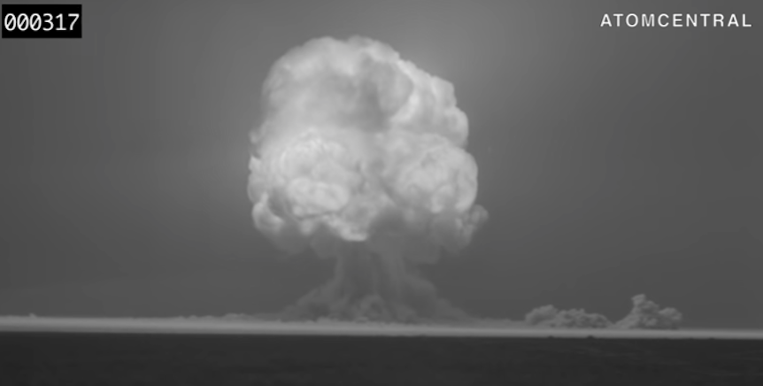 Video remasterizado de la primera explosión de una bomba atómica