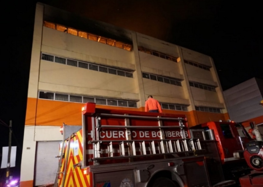 Foto: Bomberos sofocan un incendio en la bodega de un centro comercial en Villahermosa, Tabasco, marzo 1 de 2019 (Notimex)