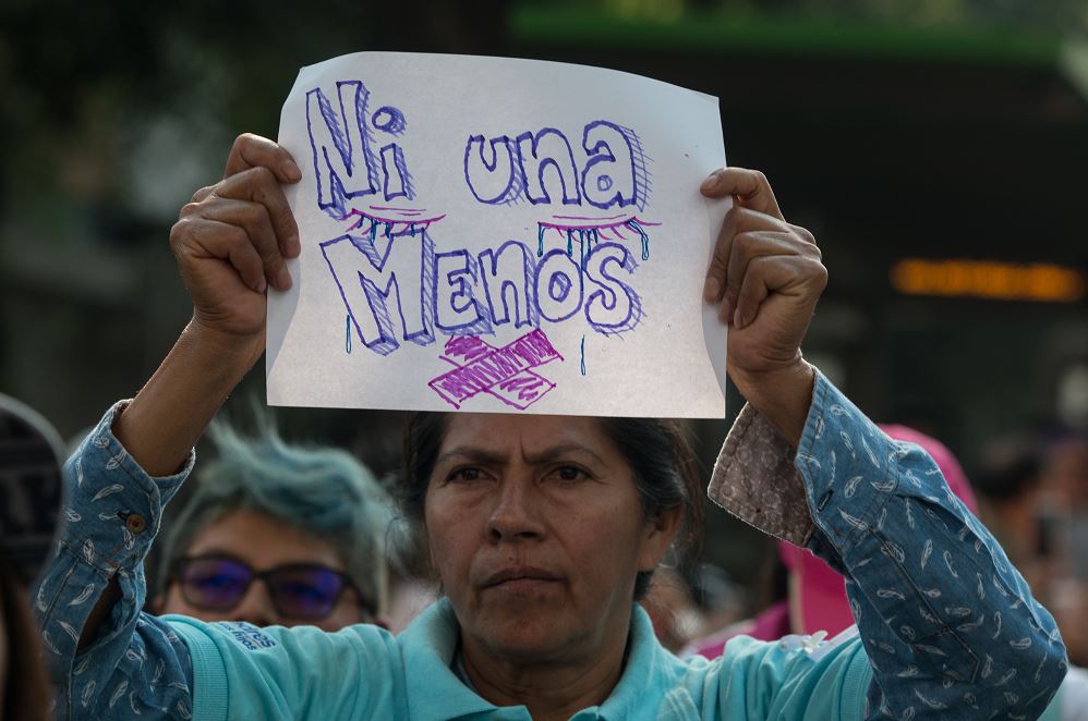 Foto:Una señora levanta una pancarta para protestar contra la violencia hacia las mujeres, 6 marzo 2019