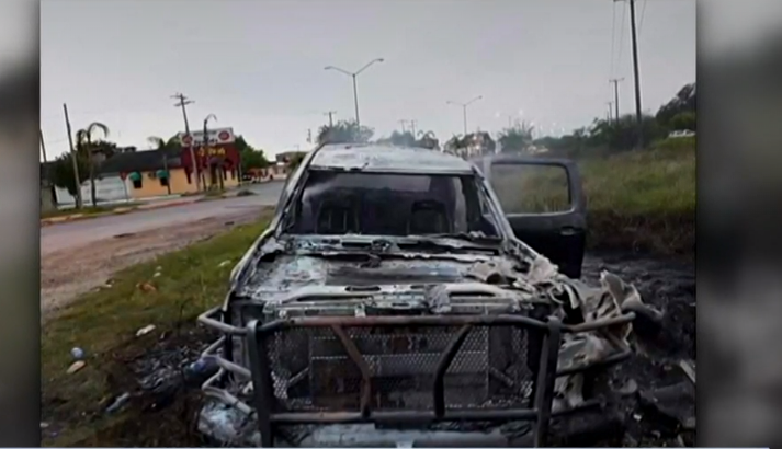Foto: Camioneta incendiada durante violencia en Tamaulipas, 24 de marzo de 2019, México 