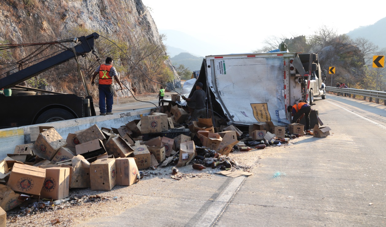 Foto: En la carretera de la Autopista del Sol se volcó un tráiler que trasportaba envases de cerveza, Guerrero, México, marzo 6 de 2019 (Cuartoscuro)