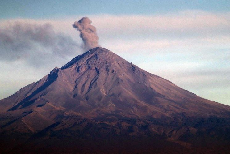 Foto:El volcán Popocatépetl visto desde el Cerro de las Tres Cruces en el poblado de Tres Marías, 8 marzo 2019
