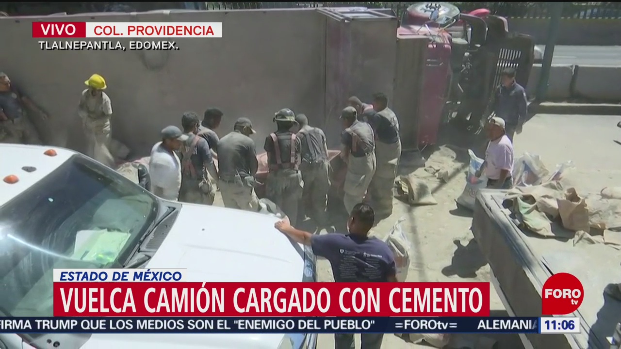 Vuelca camión cargado con cemento en Tlalnepantla, Edomex