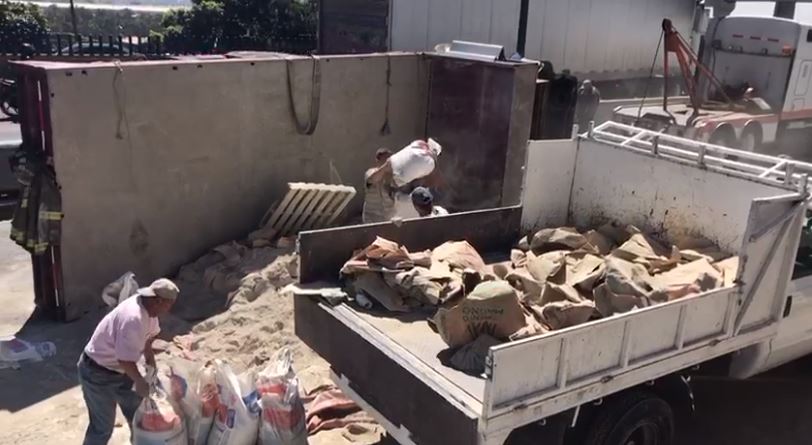 Foto: Vuelca camión con cemento sobre Periférico Norte, en Tlalnepantla 26 marzo 2019