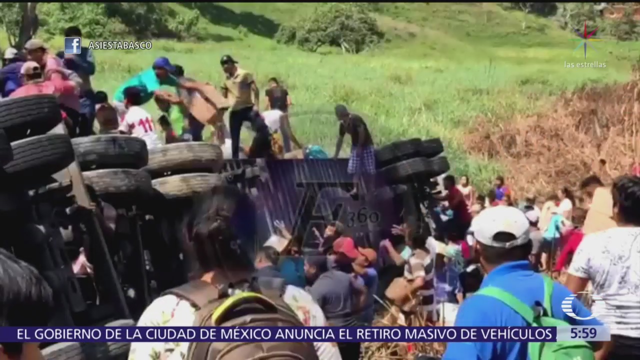 Vuelca tráiler y pobladores realizan rapiña en Macuspana, Tabasco
