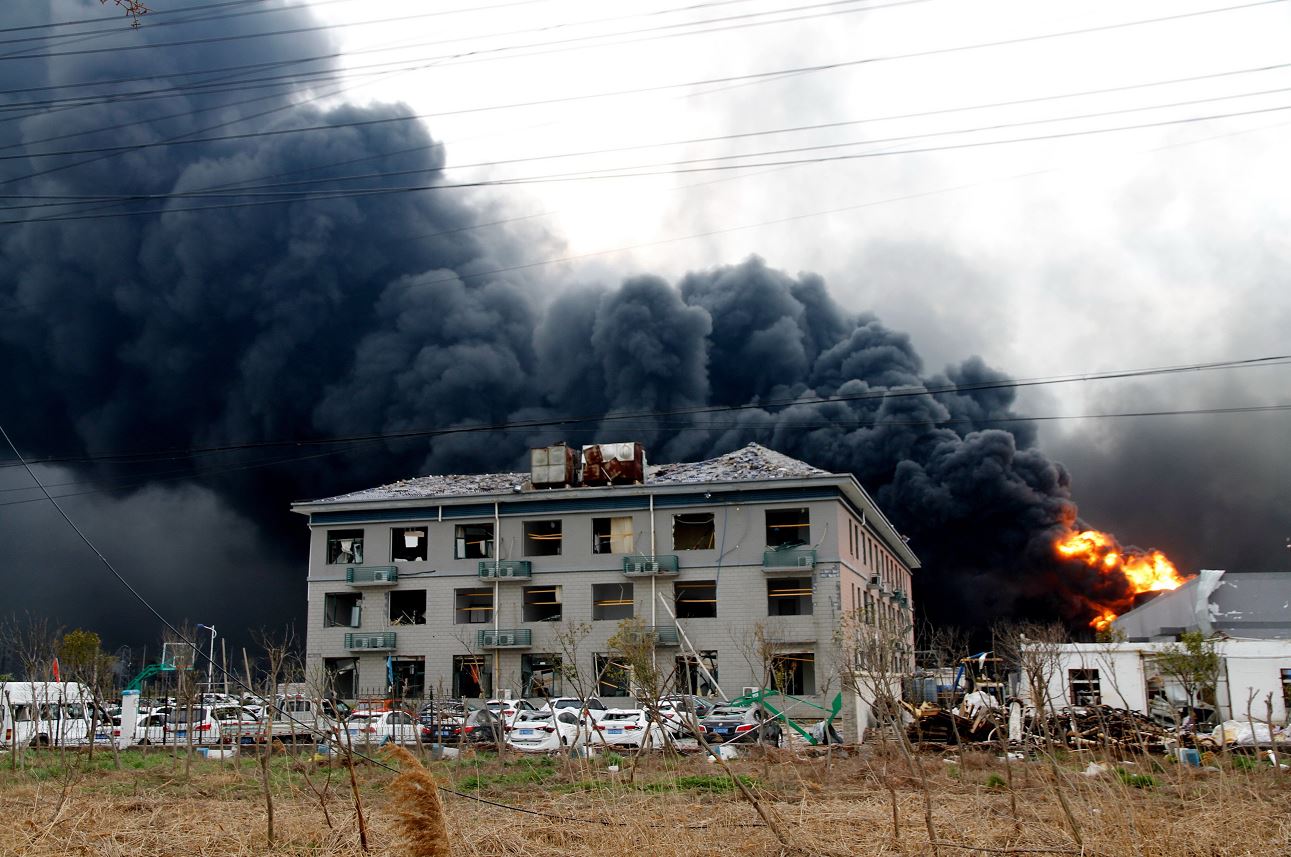 Foto: Sale humo de un polígono industrial químico tras la explosión registrada en la ciudad de Yancheng, 22 marzo 2019