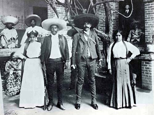 Emiliano y Eufemio Zapata con sus esposas (s/f). (CC/Wikimedia)