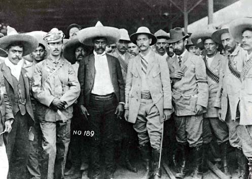 El general Manuel Asúnsolo entrega la ciudad de Cuernavaca al general Emiliano Zapata, acompañados de sus estados mayores (abril 1911), y del jefe revolucionario Abraham Martínez (derecha de Zapata). (CC/Wikimedia)