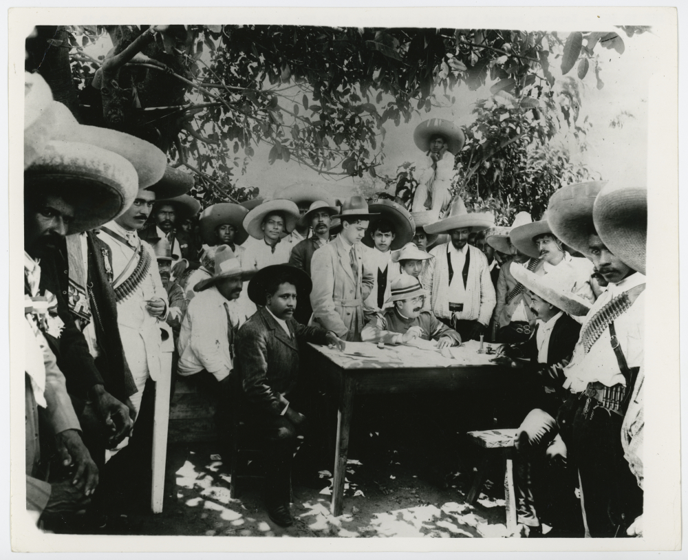 Emiliano Zapata, sentado a la derecha, recibe 150 mil dólares para evacuar la Ciudad de México. 07 de julio 1915. (CC/Wikimedia)