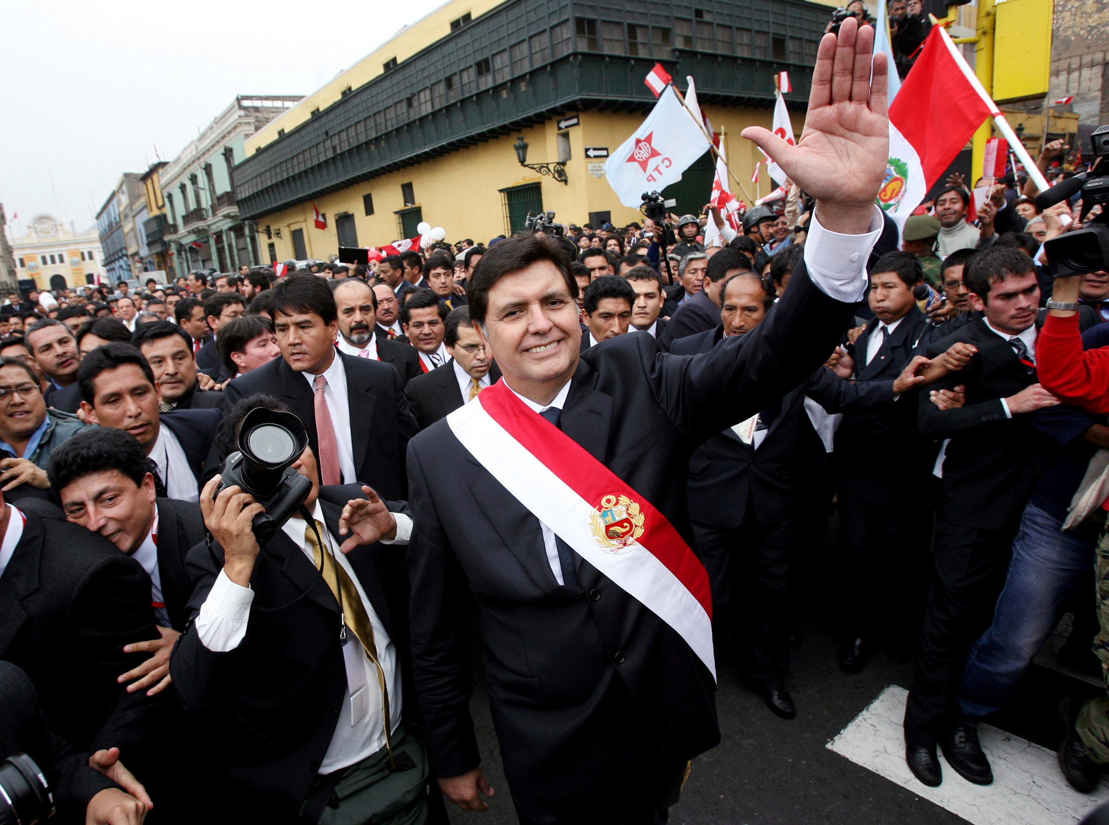 Muere el expresidente peruano Alán García, tras darse un tiro