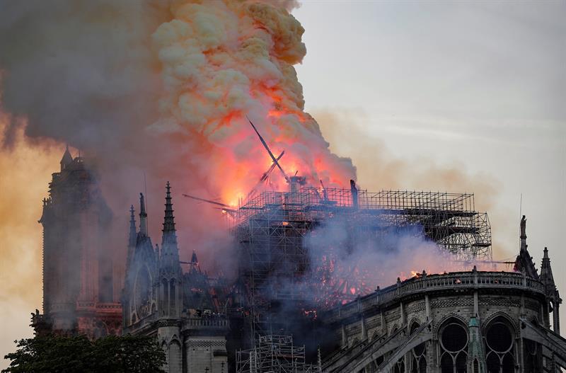 FOTO Video: Momento exacto en que cae la aguja de Notre Dame 15 ABRIL 2019