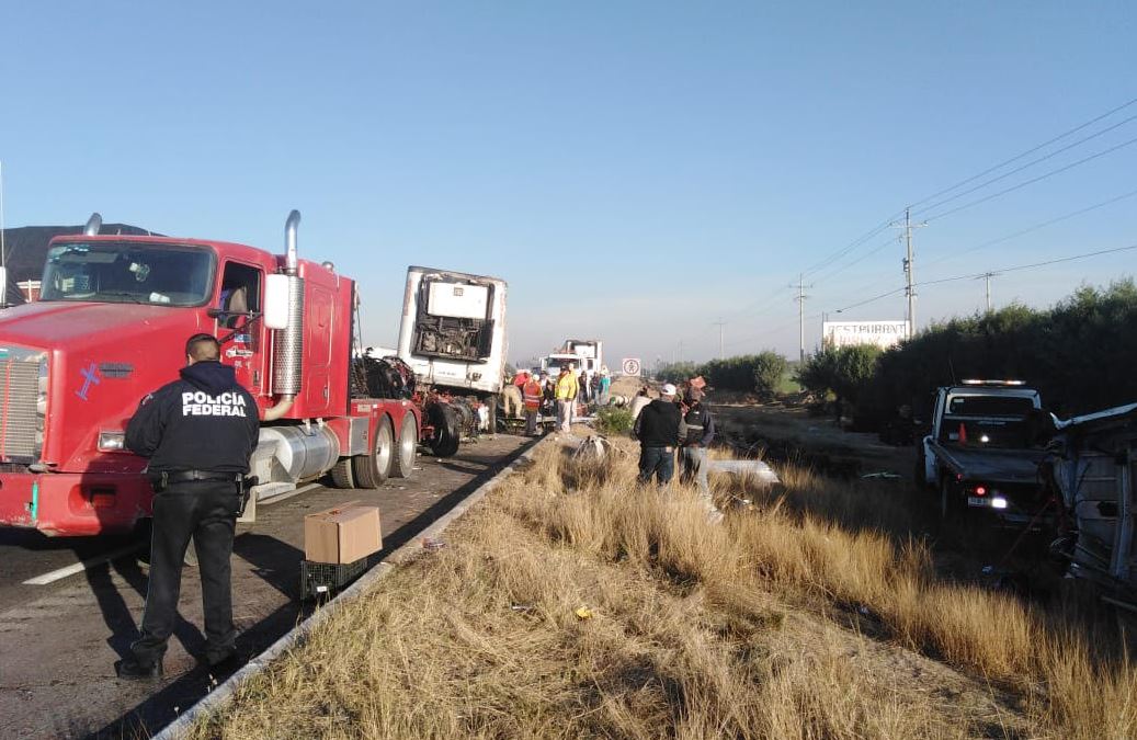 Vuelca tráiler en la Puebla-Córdoba y se quema camión en la Puebla-Orizaba
