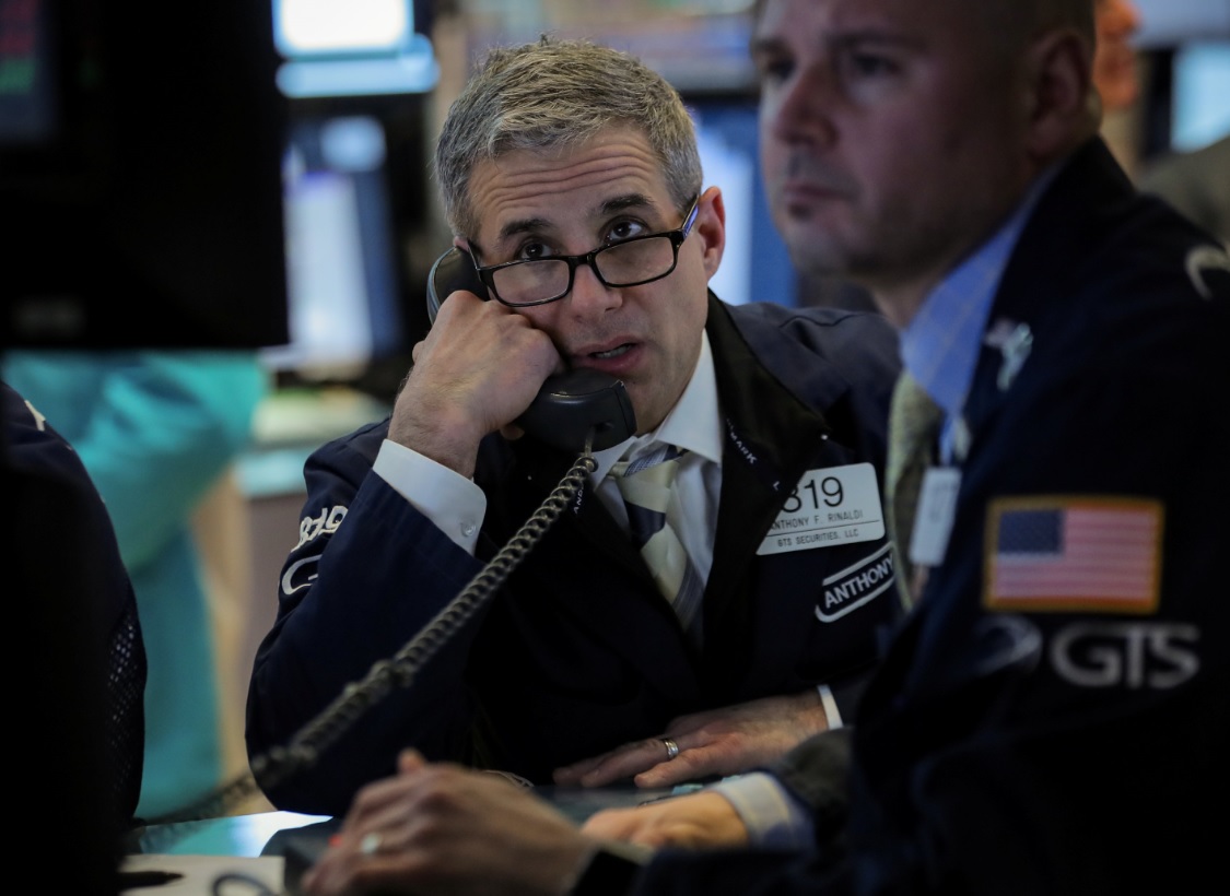 Los comerciantes trabajan en el piso de la Bolsa de Nueva York (NYSE), 1 de abril de 2019 (Reuters)