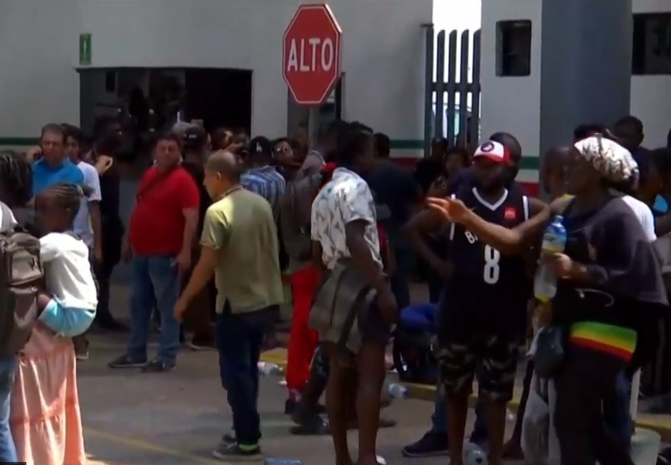 Migrantes africanos destrozan estación del INM en Tapachula