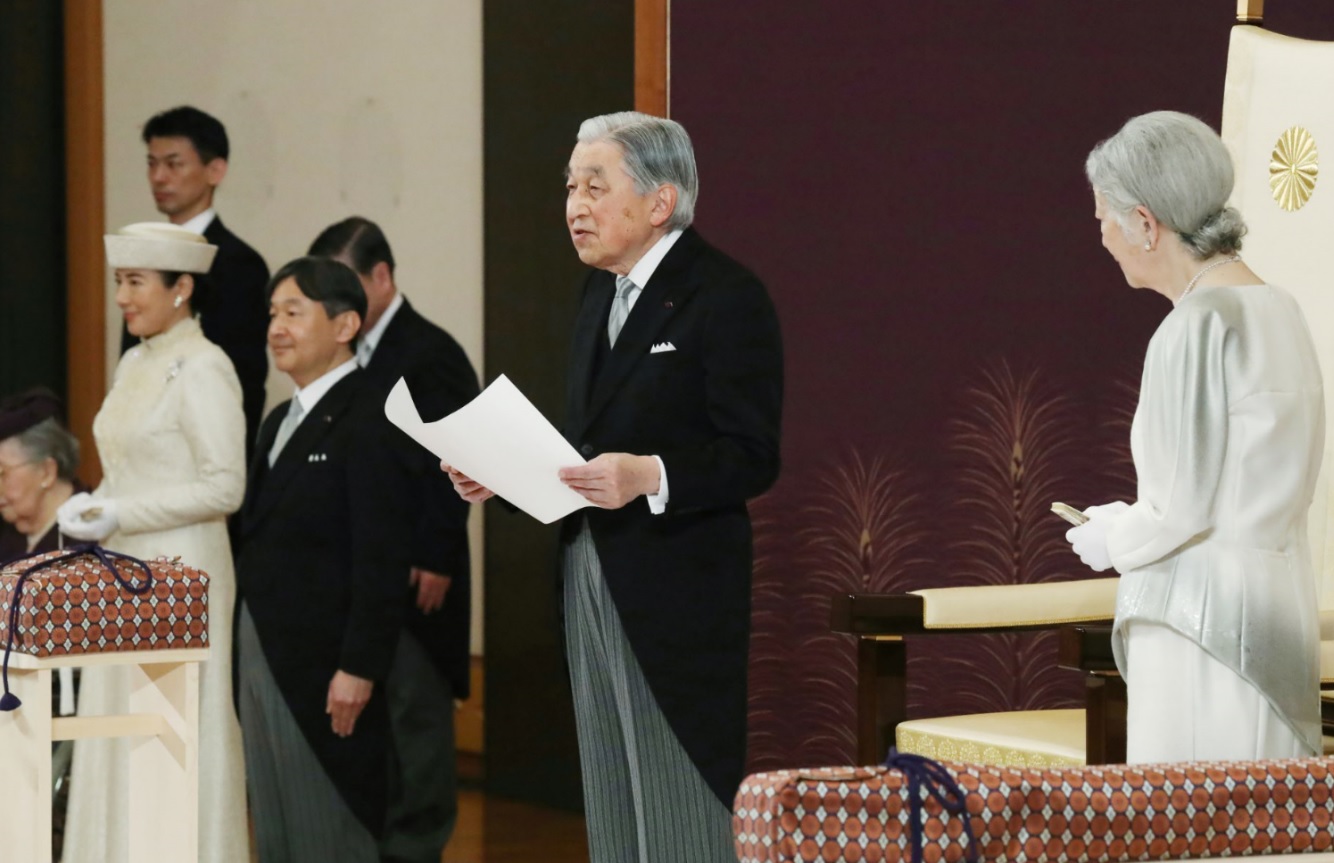 Akihito abdica como emperador de Japón