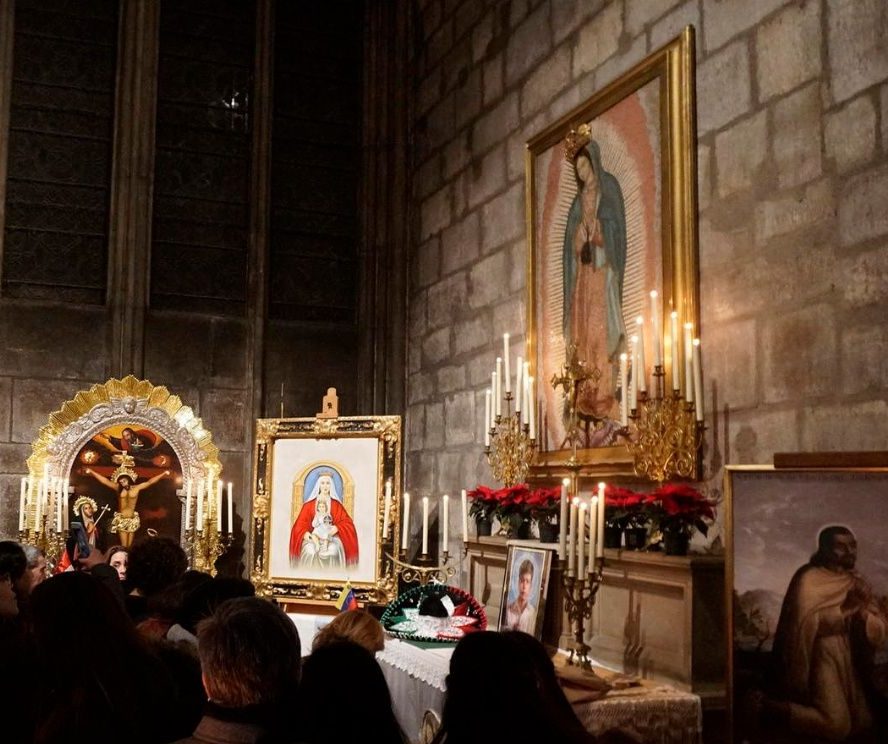 Altar de la Virgen de Guadalupe en Notre Dame, intacto tras incendio