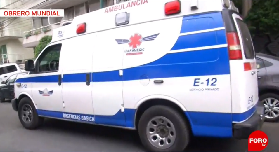 Foto: Ambulancia traslada a anciana a hospital tras ataque de perro en la Benito Juárez, 2 de abril de 2019, Ciudad de México