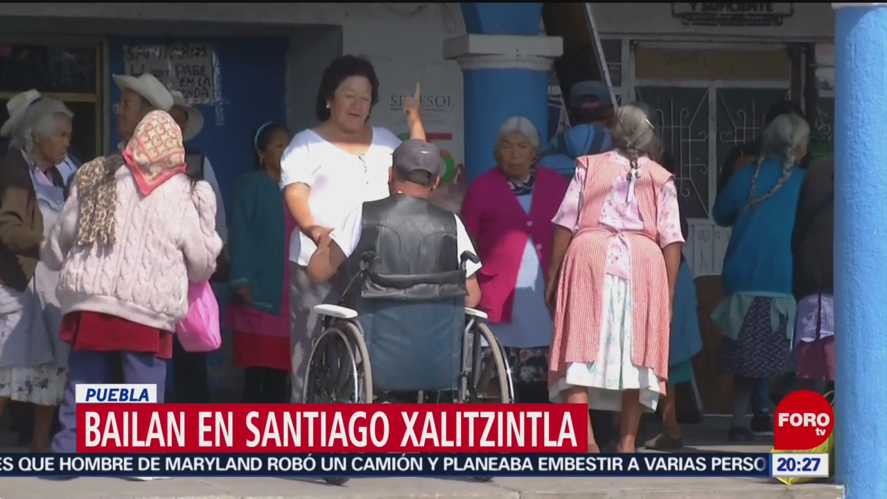Ancianos de Santiago Xalitzintla bailan sin miedo, pese a la actividad del Popocatépetl